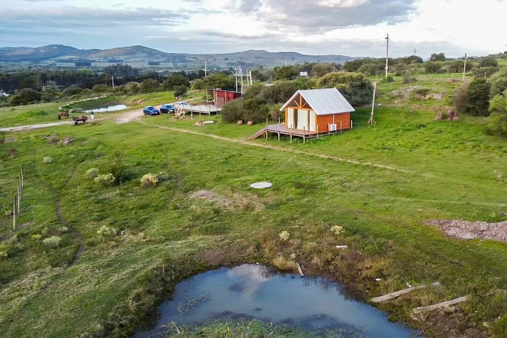 Vista aérea de la finca, el tajamar y las sierras